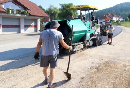 ASFALTIRANJE PARKIRNEGA PROSTORA OB GD GRAHOVO 01 FOTO LJUBO VUKELIČ